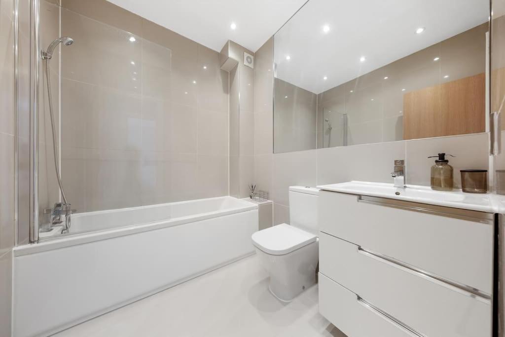 Pleasing 2Bed Flat 10Min To Wimbledon Tennis Court Londra Esterno foto